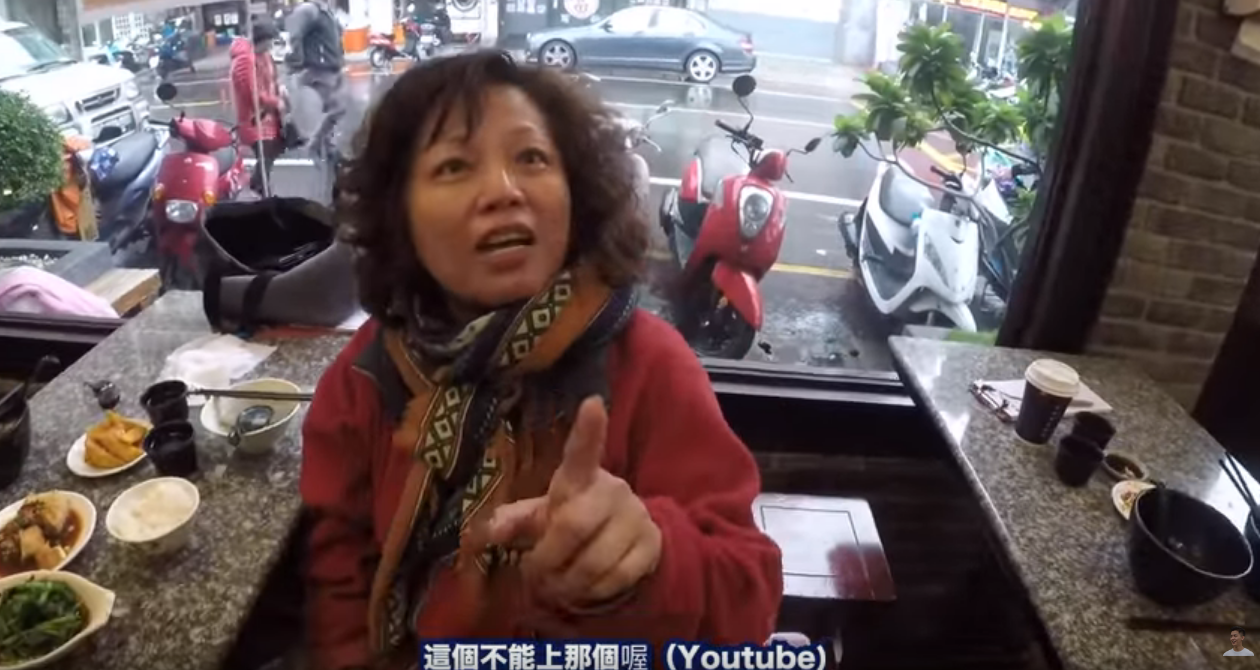 兒子假裝在國外卻瞬間現身！媽媽「嚇呆12秒說不出話」回神立刻不准兒子上傳：今天沒化妝