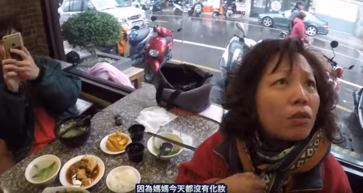 兒子假裝在國外卻瞬間現身！媽媽「嚇呆12秒說不出話」回神立刻不准兒子上傳：今天沒化妝