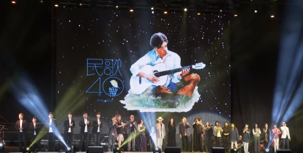 滿滿的感動！王夢麟領銜全體藝人合唱《小草》　當熟悉前奏一響起彷彿回到民歌年代