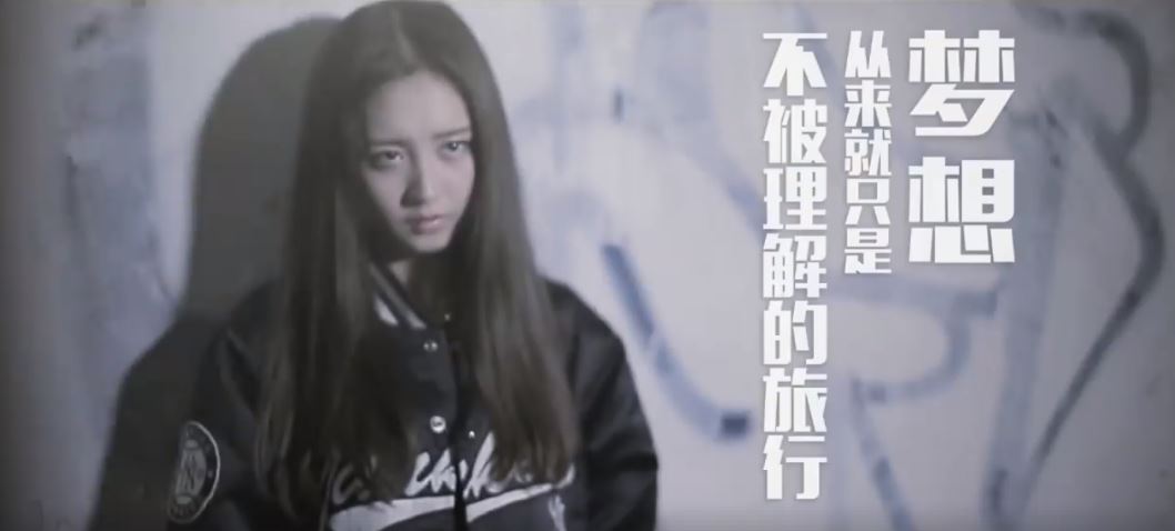 唱到靈魂都碎了！正妹「一臉自信滿滿」翻唱神曲　一開口眾人揪心：差點被超渡﻿