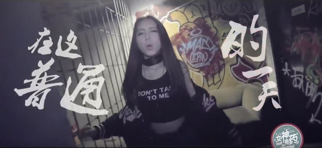 唱到靈魂都碎了！正妹「一臉自信滿滿」翻唱神曲　一開口眾人揪心：差點被超渡﻿