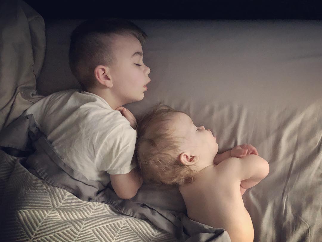 看完醫生不舒服…妹妹突然放聲大哭　暖男哥哥「溫柔擁入懷中哄睡覺」感動眾人：沒事有我在