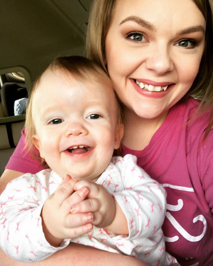 看完醫生不舒服…妹妹突然放聲大哭　暖男哥哥「溫柔擁入懷中哄睡覺」感動眾人：沒事有我在