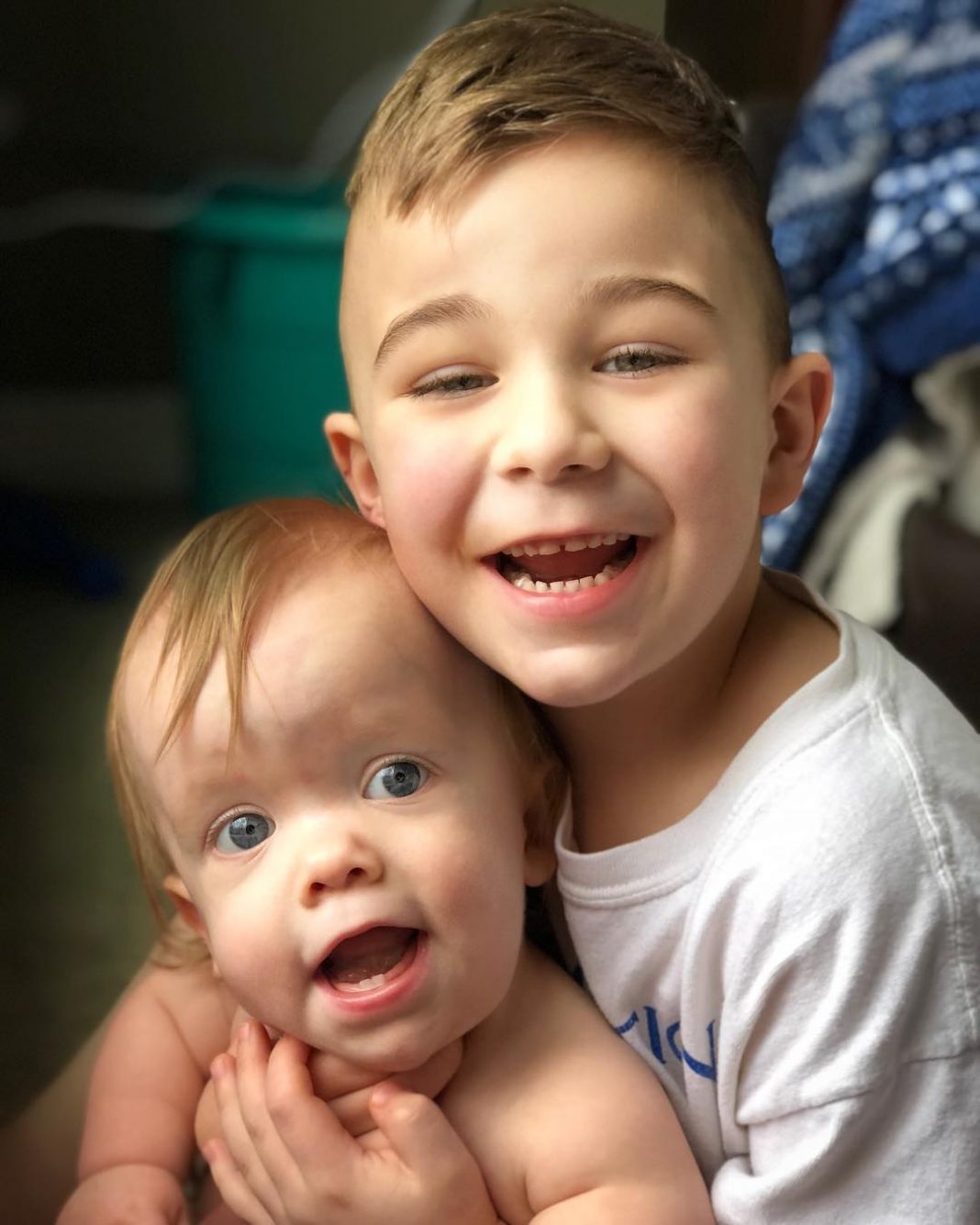 看完醫生不舒服…妹妹突然放聲大哭　暖男哥哥「溫柔擁入懷中哄睡覺」感動眾人：沒事有我在