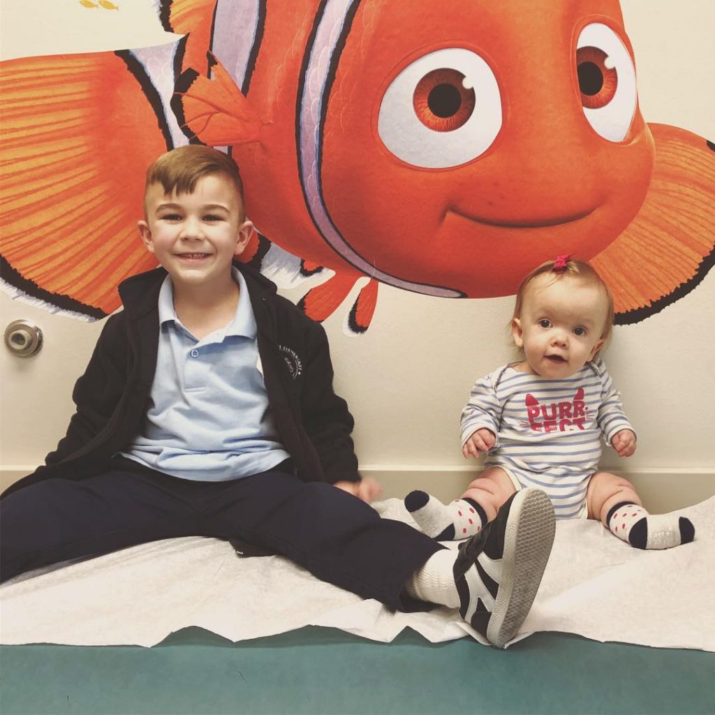 看完醫生不舒服…妹妹突然放聲大哭　暖男哥哥「溫柔擁入懷中哄睡覺」感動眾人：沒事有我在