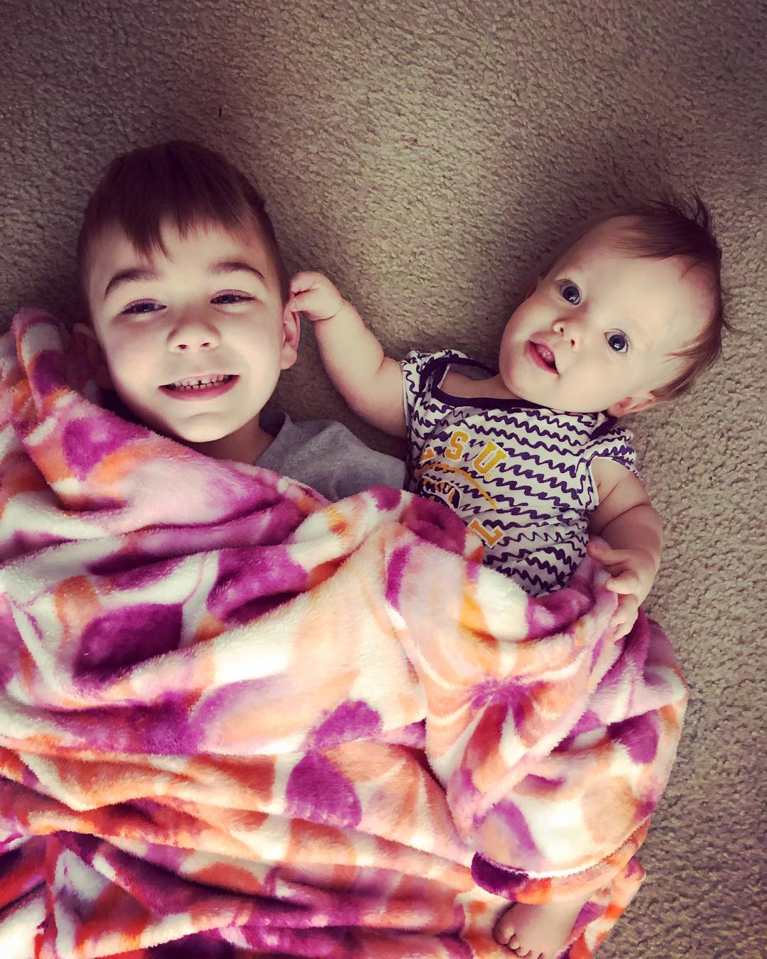 看完醫生不舒服…妹妹突然放聲大哭　暖男哥哥「溫柔擁入懷中哄睡覺」感動眾人：沒事有我在