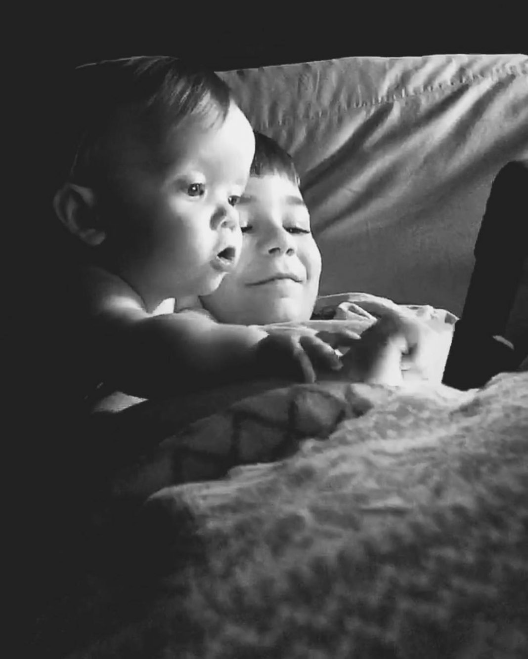 看完醫生不舒服…妹妹突然放聲大哭　暖男哥哥「溫柔擁入懷中哄睡覺」感動眾人：沒事有我在