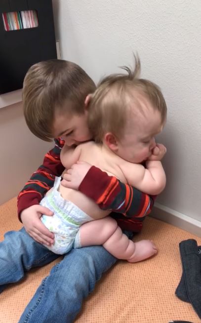 看完醫生不舒服…妹妹突然放聲大哭　暖男哥哥「溫柔擁入懷中哄睡覺」感動眾人：沒事有我在