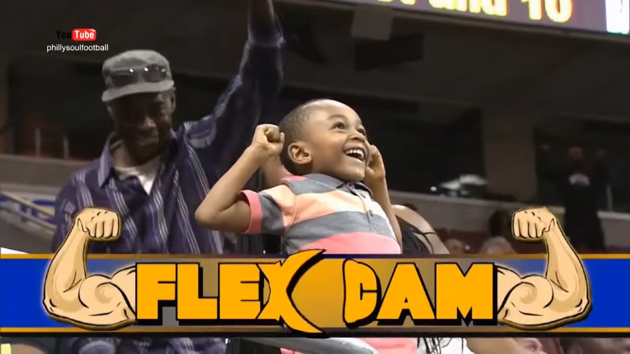 他發現鏡頭在拍「得意炫耀肌肉」　但當後方辣妹「默默起身脫外套」全場沸騰：選錯位子了...