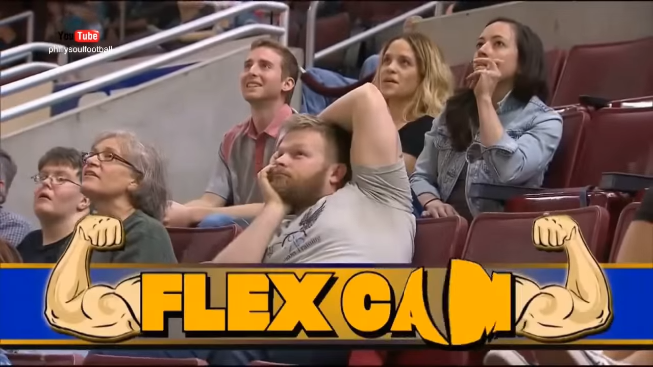 他發現鏡頭在拍「得意炫耀肌肉」　但當後方辣妹「默默起身脫外套」全場沸騰：選錯位子了...