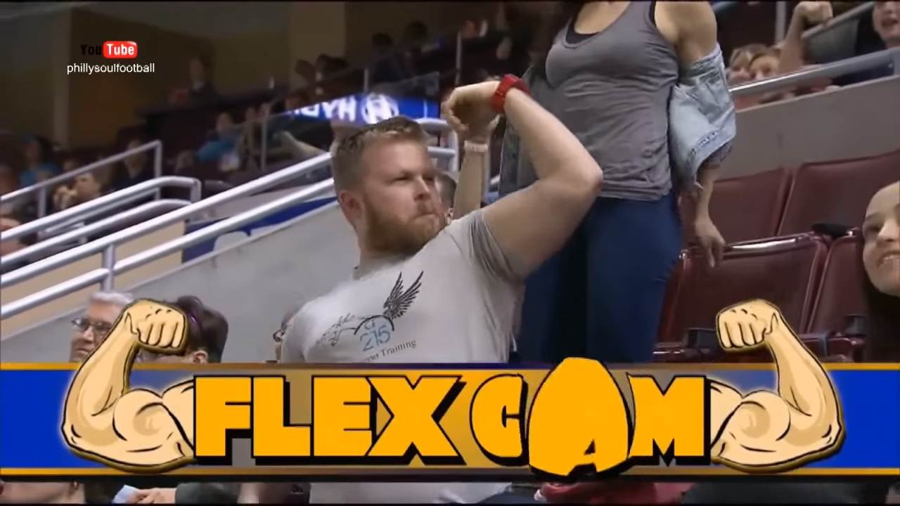 他發現鏡頭在拍「得意炫耀肌肉」　但當後方辣妹「默默起身脫外套」全場沸騰：選錯位子了...