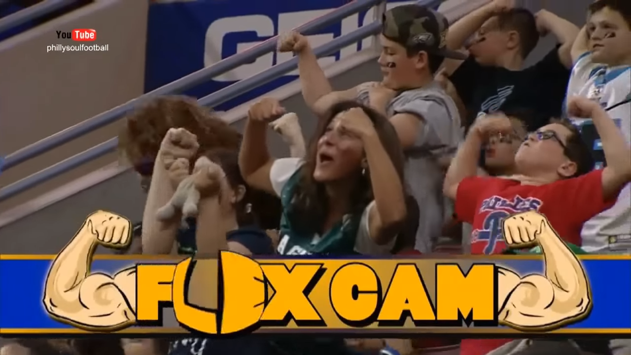 他發現鏡頭在拍「得意炫耀肌肉」　但當後方辣妹「默默起身脫外套」全場沸騰：選錯位子了...