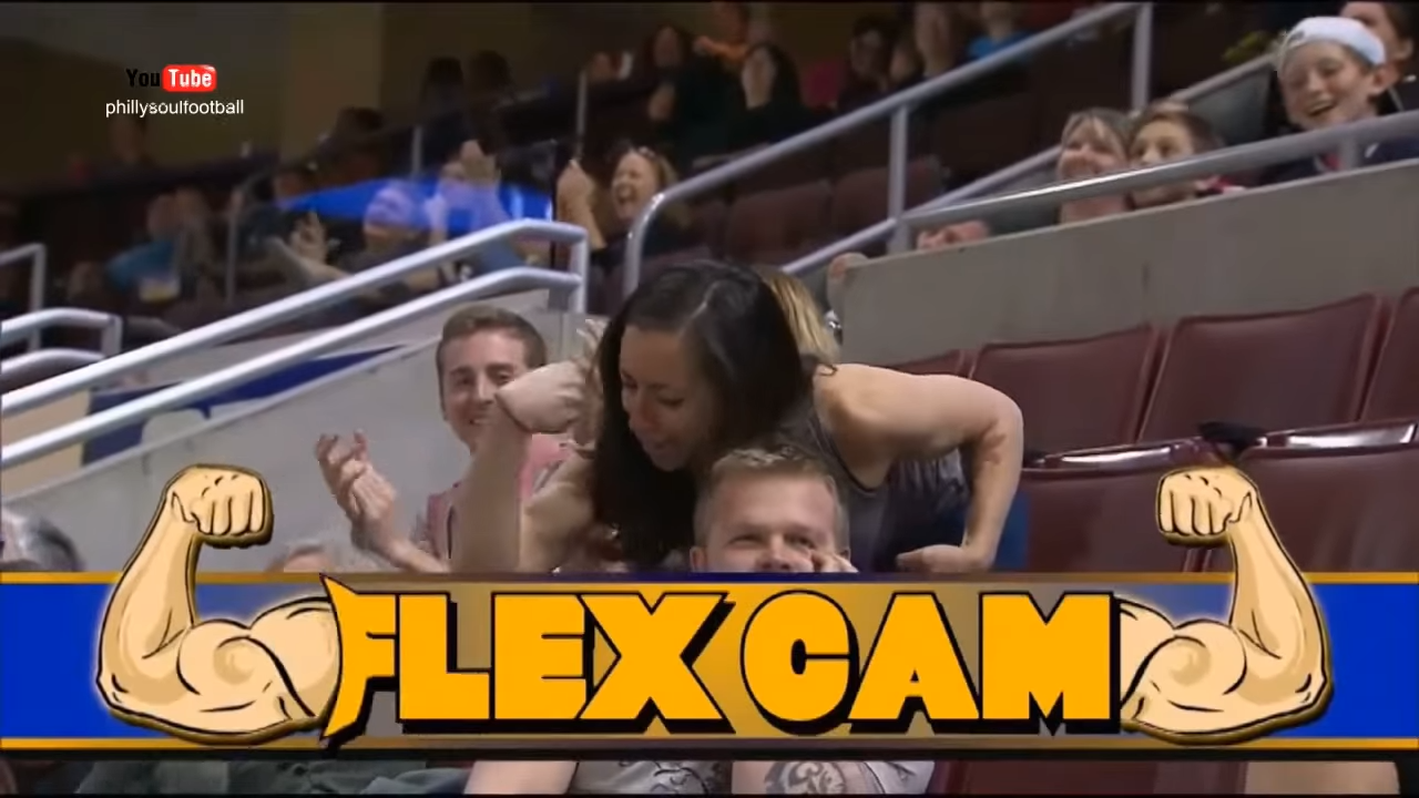 他發現鏡頭在拍「得意炫耀肌肉」　但當後方辣妹「默默起身脫外套」全場沸騰：選錯位子了...