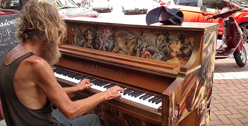 這位流浪漢「放個帽子想賺錢」隨手開始彈琴　一彈爆紅全球「失散多年的兒子奇蹟出現」