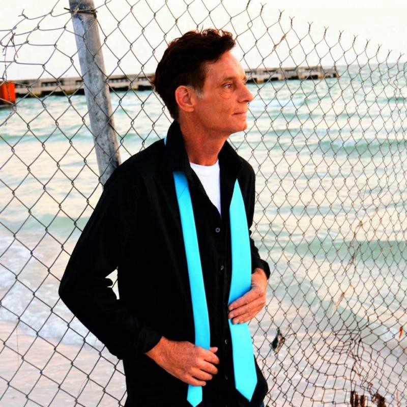 這位流浪漢「放個帽子想賺錢」隨手開始彈琴　一彈爆紅全球「失散多年的兒子奇蹟出現」