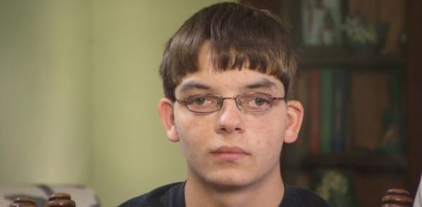 這位流浪漢「放個帽子想賺錢」隨手開始彈琴　一彈爆紅全球「失散多年的兒子奇蹟出現」