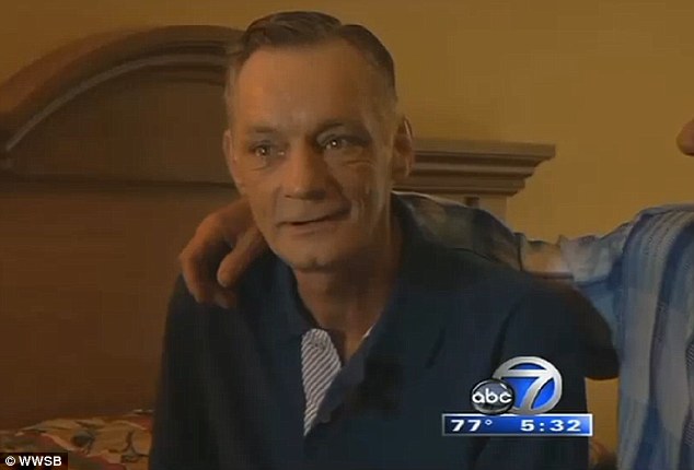 這位流浪漢「放個帽子想賺錢」隨手開始彈琴　一彈爆紅全球「失散多年的兒子奇蹟出現」