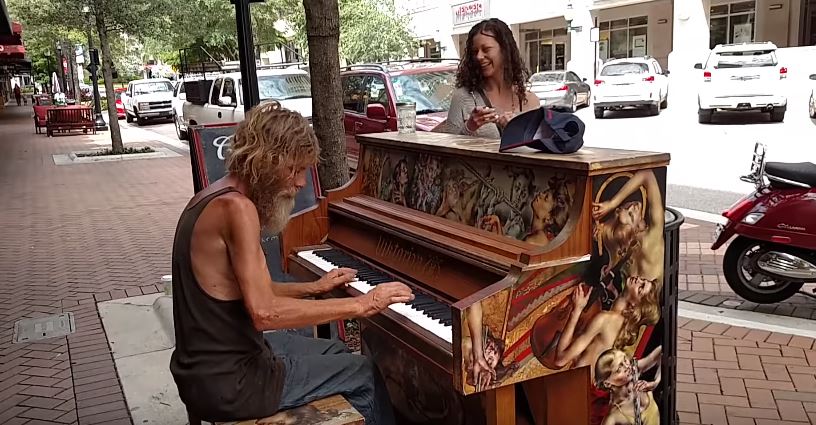 這位流浪漢「放個帽子想賺錢」隨手開始彈琴　一彈爆紅全球「失散多年的兒子奇蹟出現」