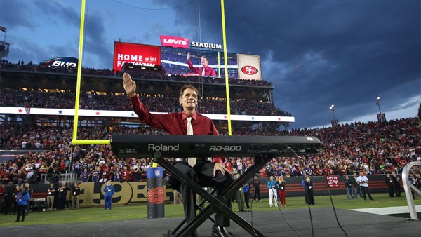 這位流浪漢「放個帽子想賺錢」隨手開始彈琴　一彈爆紅全球「失散多年的兒子奇蹟出現」