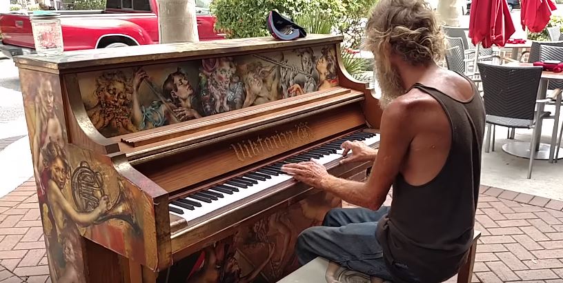 這位流浪漢「放個帽子想賺錢」隨手開始彈琴　一彈爆紅全球「失散多年的兒子奇蹟出現」