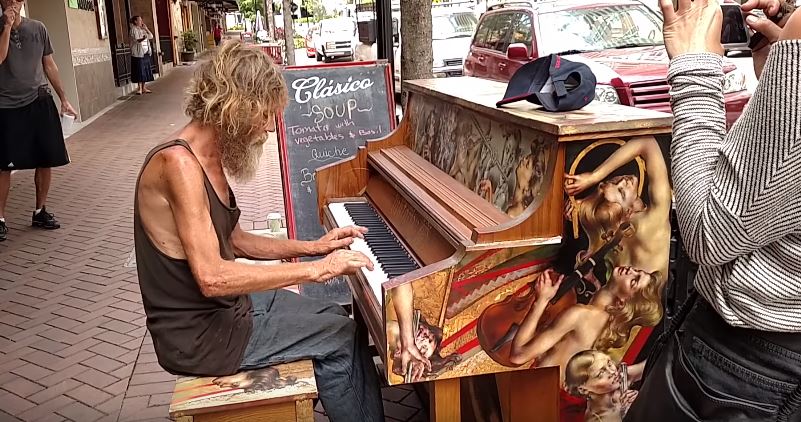 這位流浪漢「放個帽子想賺錢」隨手開始彈琴　一彈爆紅全球「失散多年的兒子奇蹟出現」