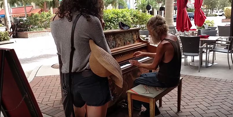 這位流浪漢「放個帽子想賺錢」隨手開始彈琴　一彈爆紅全球「失散多年的兒子奇蹟出現」