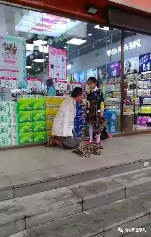 人間天使！10歲小女孩「喂無臂流浪漢吃麵包」   600萬網友感動稱讚：一個小小善意足以溫暖全世界