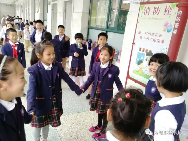人間天使！10歲小女孩「喂無臂流浪漢吃麵包」   600萬網友感動稱讚：一個小小善意足以溫暖全世界