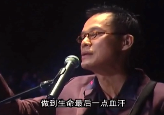 羅大佑想起堅強的她彈起一首《似是故人來》  梅姑歌聲迴盪眾人皆泣：做到生命最後一滴血汗倒下