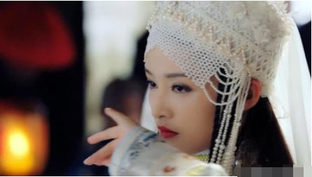 《如懿傳》香妃「出場」太驚艷，乾隆都看呆了！PK《延禧》眼神更顯高貴清冷！