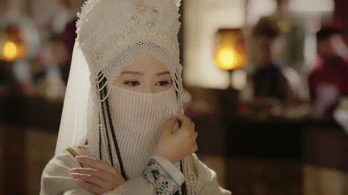 《如懿傳》香妃「出場」太驚艷，乾隆都看呆了！PK《延禧》眼神更顯高貴清冷！