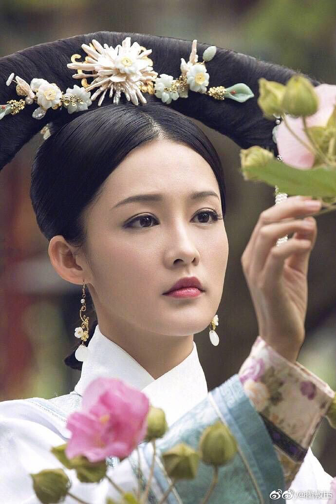 《如懿傳》香妃「出場」太驚艷，乾隆都看呆了！PK《延禧》眼神更顯高貴清冷！