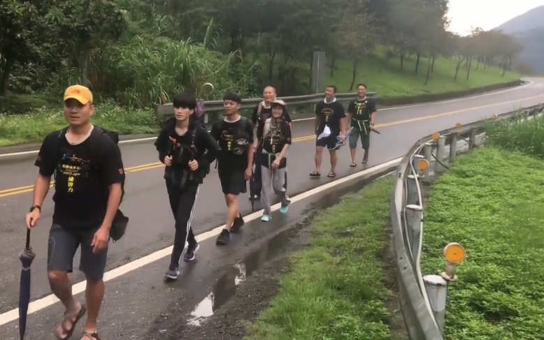 首位藝人徒步橫跨北橫！王中平挑戰「5天走107公里」  颱風接近也不退縮大聲放話：沒走完退出演藝圈