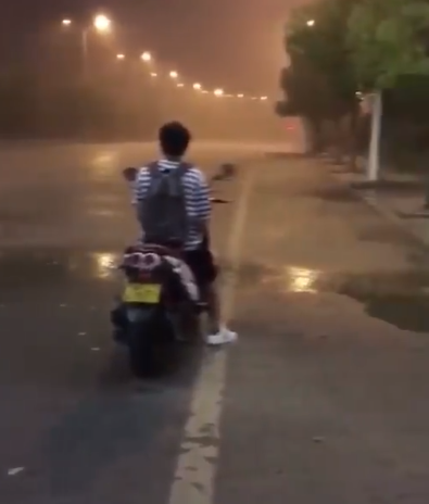 與落湯雞只差一公尺！回家路上遇大雨「呆坐懷疑人生」  網友笑翻良心建議：一切都是浮雲騎吧