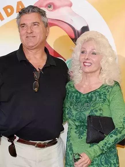 爽中150億頭獎！夫妻倆一夜暴富，5個月後記者拍到的生活照令人震驚：錢都花去哪了？