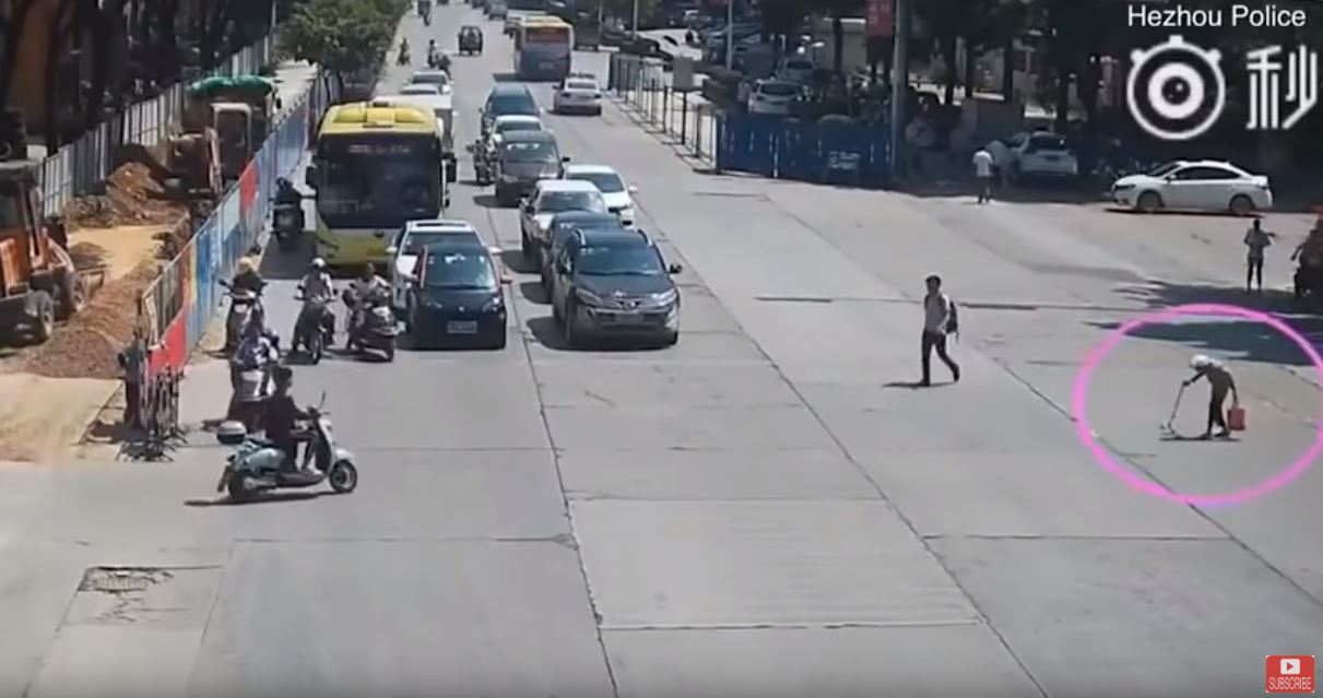 老奶奶過馬路「走到一半紅燈亮了」受困車陣！後方騎士見狀「冷不防衝出來」下一幕被讚翻