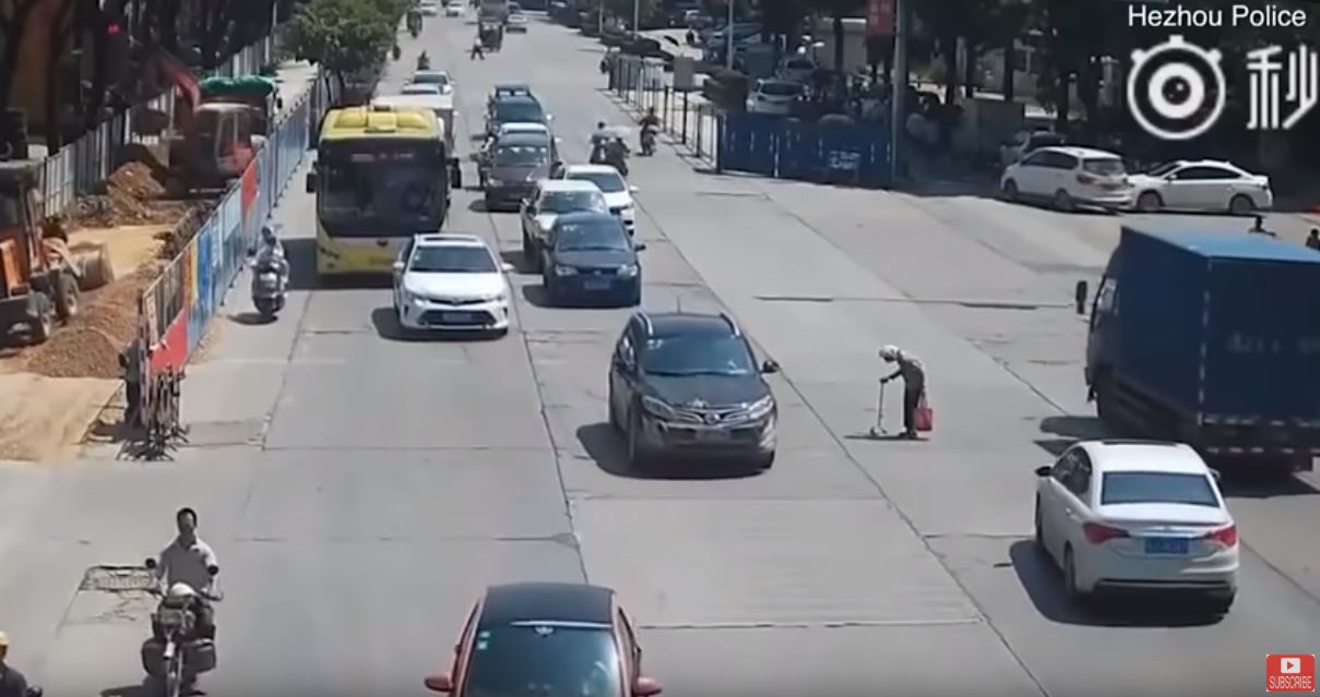 老奶奶過馬路「走到一半紅燈亮了」受困車陣！後方騎士見狀「冷不防衝出來」下一幕被讚翻