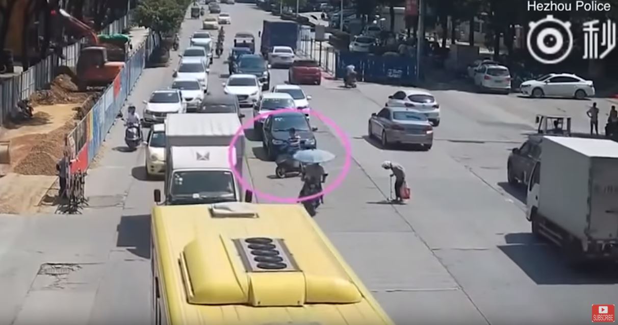 老奶奶過馬路「走到一半紅燈亮了」受困車陣！後方騎士見狀「冷不防衝出來」下一幕被讚翻