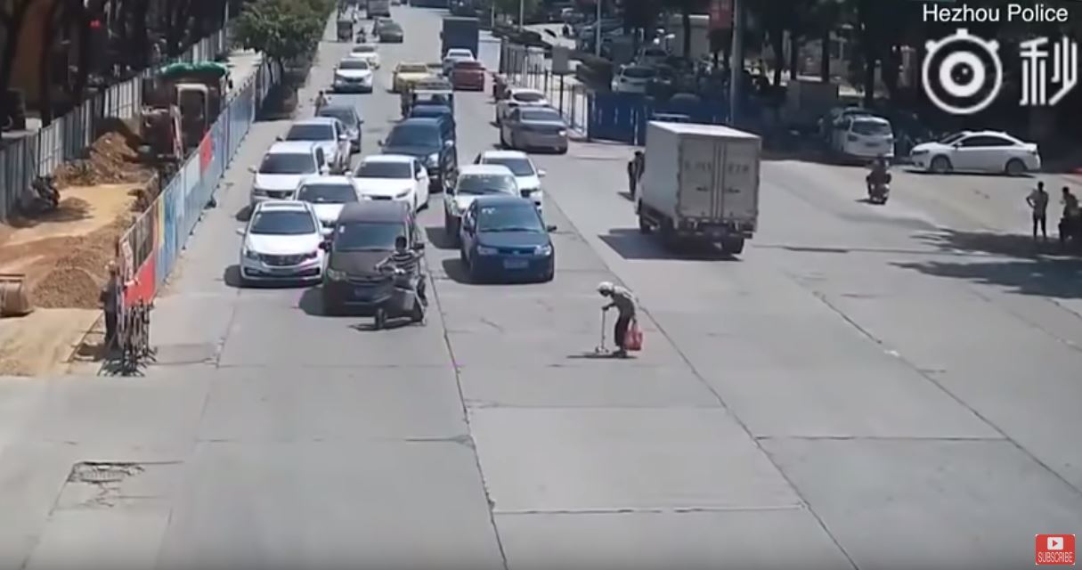老奶奶過馬路「走到一半紅燈亮了」受困車陣！後方騎士見狀「冷不防衝出來」下一幕被讚翻