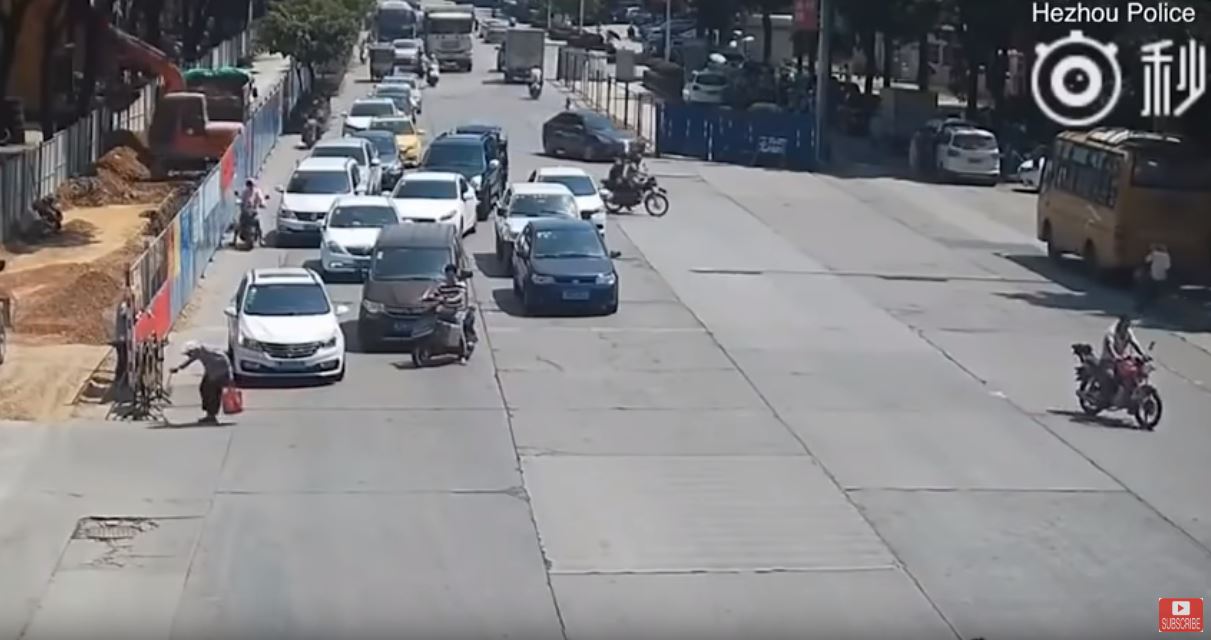 老奶奶過馬路「走到一半紅燈亮了」受困車陣！後方騎士見狀「冷不防衝出來」下一幕被讚翻