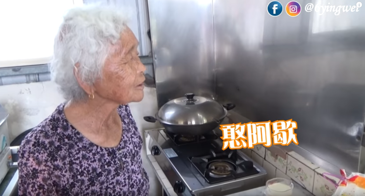 快樂嬤豆花教學！被問糖水材料她皺眉神回「就糖跟水啊」 還補槍笑孫女笨網全融化了