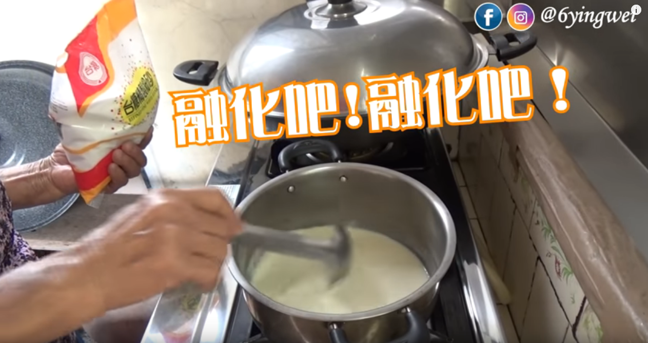 快樂嬤豆花教學！被問糖水材料她皺眉神回「就糖跟水啊」 還補槍笑孫女笨網全融化了