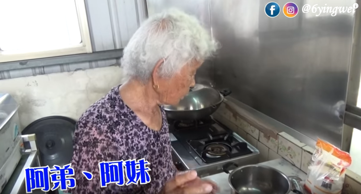 快樂嬤豆花教學！被問糖水材料她皺眉神回「就糖跟水啊」 還補槍笑孫女笨網全融化了