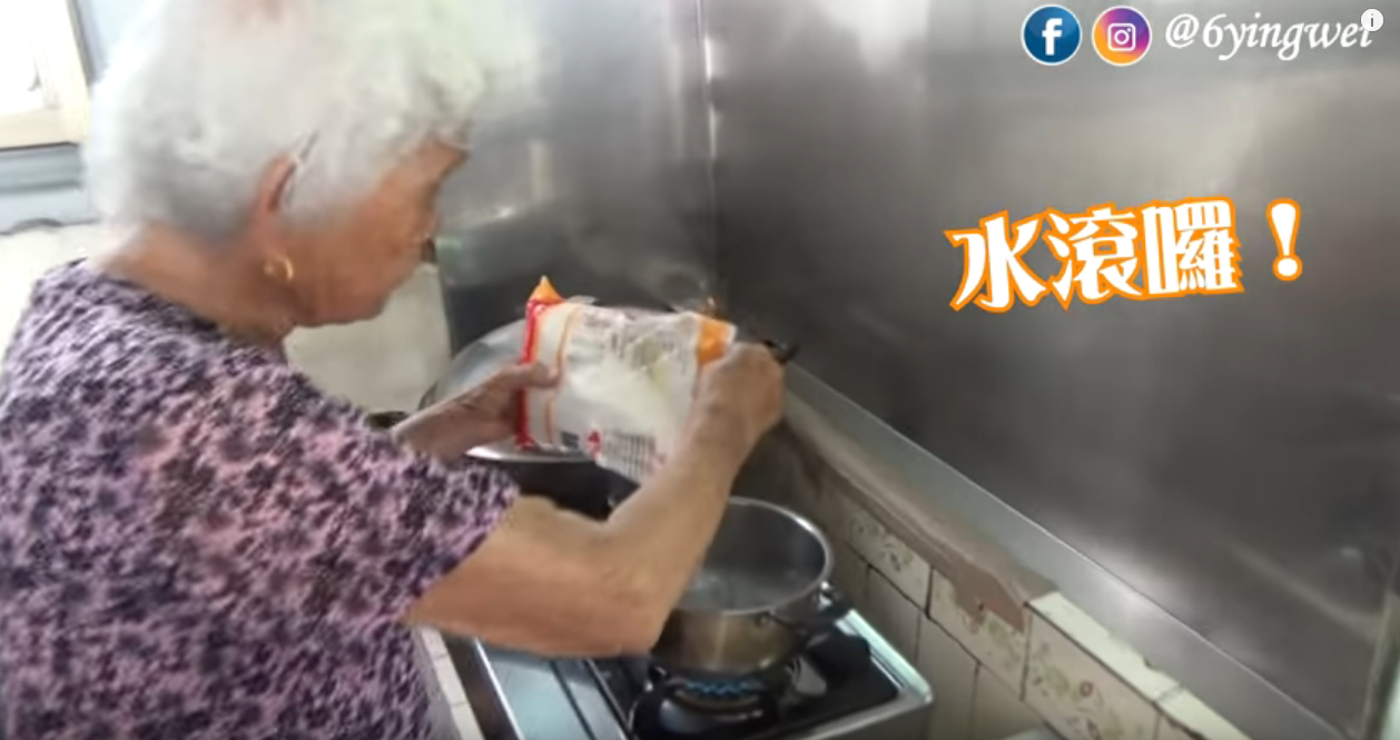 快樂嬤豆花教學！被問糖水材料她皺眉神回「就糖跟水啊」 還補槍笑孫女笨網全融化了