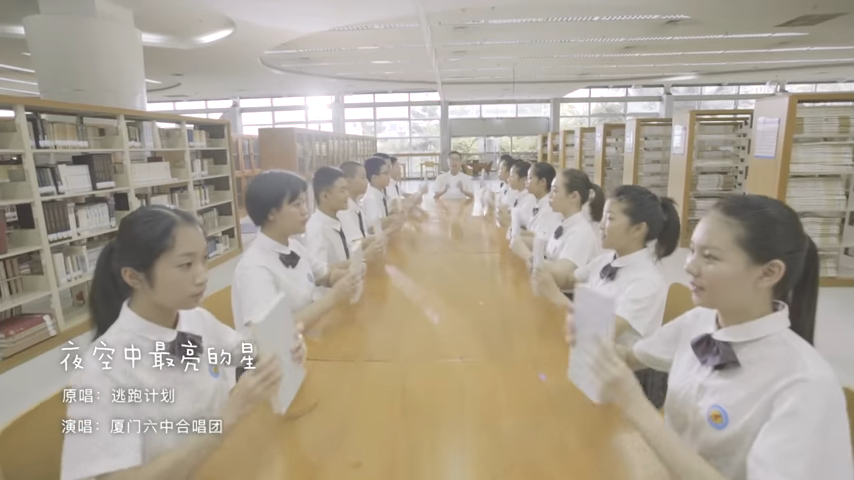 學生合唱團重新演繹《夜空中最亮的星》 不用樂器靠「書本桌椅敲打伴奏」網驚：好聽到哭