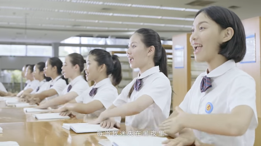 學生合唱團重新演繹《夜空中最亮的星》 不用樂器靠「書本桌椅敲打伴奏」網驚：好聽到哭