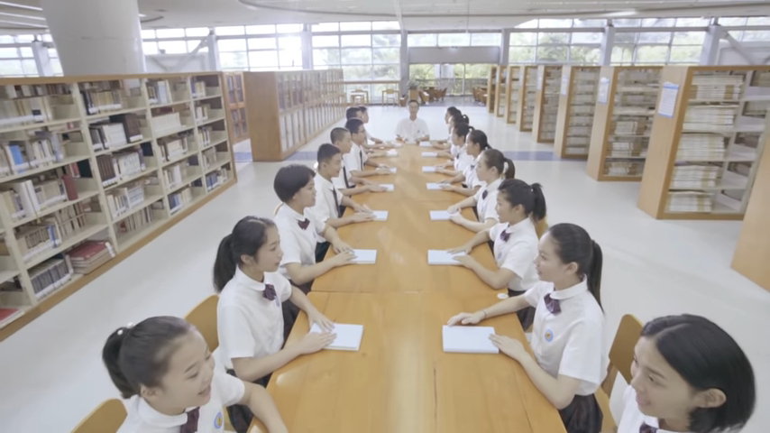 學生合唱團重新演繹《夜空中最亮的星》 不用樂器靠「書本桌椅敲打伴奏」網驚：好聽到哭