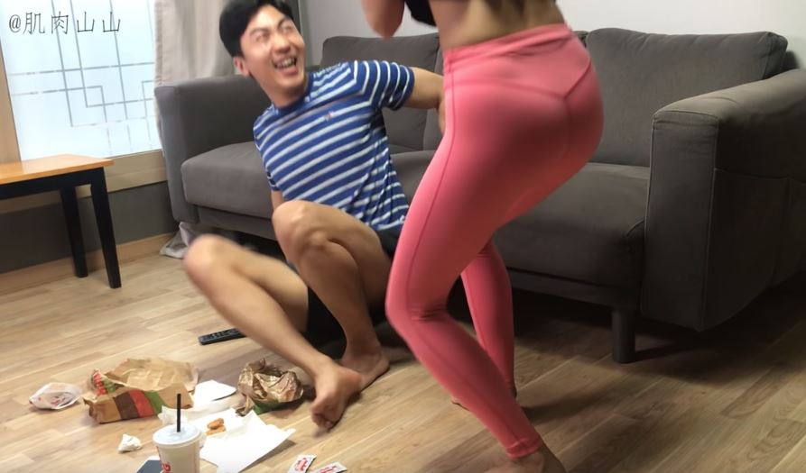 弟弟「大門口貼透明膠帶」整姊姊　姊姊教訓完「回房間重頭戲才上場」網笑瘋：弟弟還活著嗎？