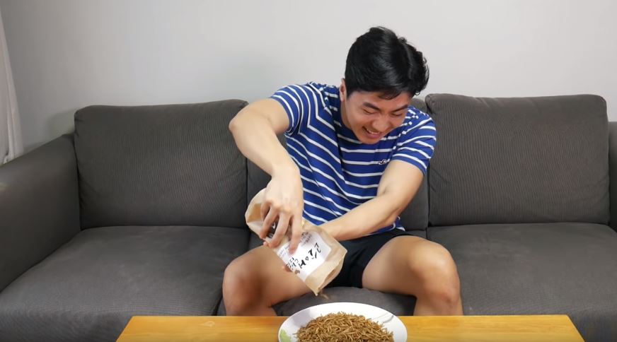 弟弟「大門口貼透明膠帶」整姊姊　姊姊教訓完「回房間重頭戲才上場」網笑瘋：弟弟還活著嗎？