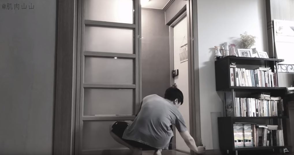 弟弟「大門口貼透明膠帶」整姊姊　姊姊教訓完「回房間重頭戲才上場」網笑瘋：弟弟還活著嗎？